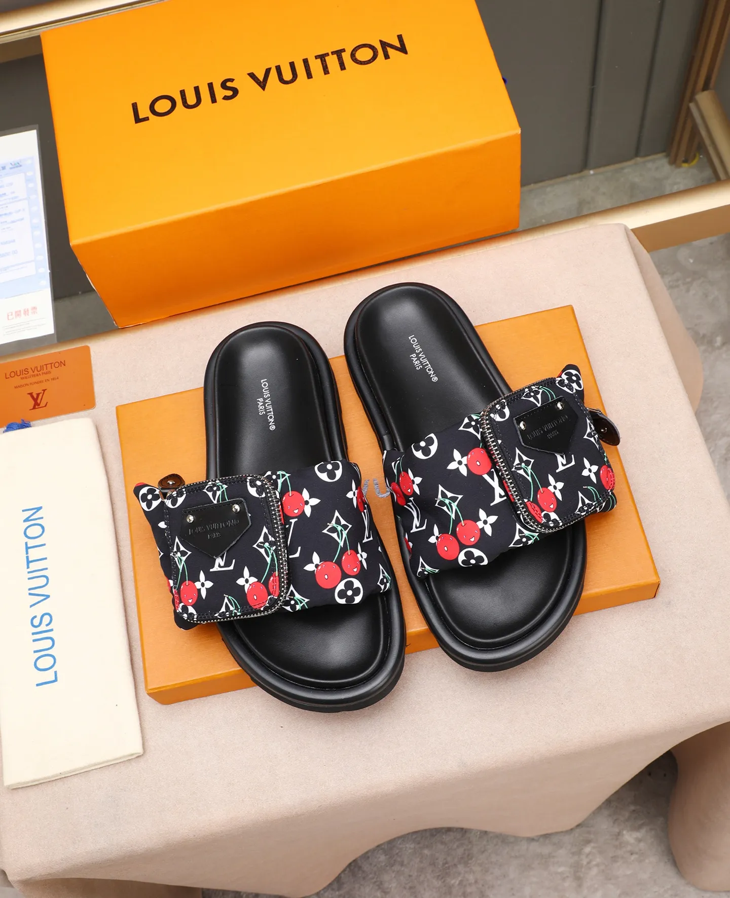 PP400 couple model with drawer box [LOUIS VUITTON] Louis Vuitton, the latest LV official website printed wallet and men's and women's slippers🔥🔥🔥 are now on the market. The drawer box is packed with cloth bags and cards. The upper pattern looks very soft and waxy, and it is a super versatile leg slimming tool. Fabric: Imported denim/down silk cotton embossed, official website pattern printing, lining: water-dyed sheepskin down filling, comfortable to wear, feet: high elastic PU water table. Sole: foam sole, heel height: about 5cm. Size 35-46, 35, 45 and 46 are custom-made and cannot be returned or exchanged. Color: multiple colors available.